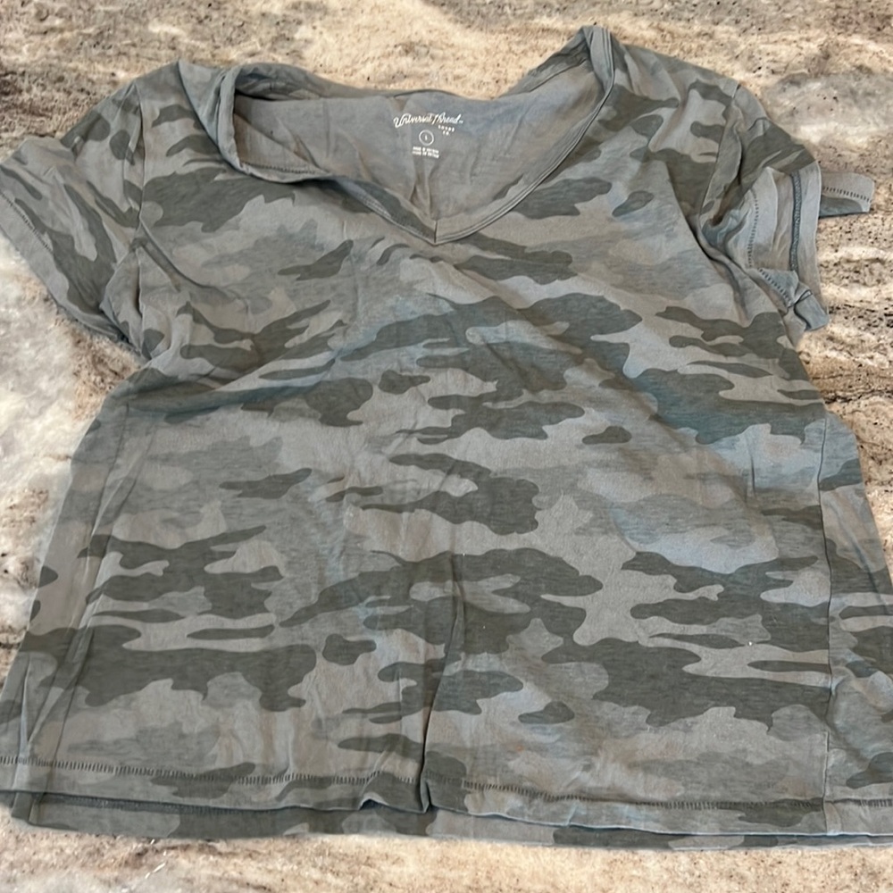 Universal thread size L camo tee shirt